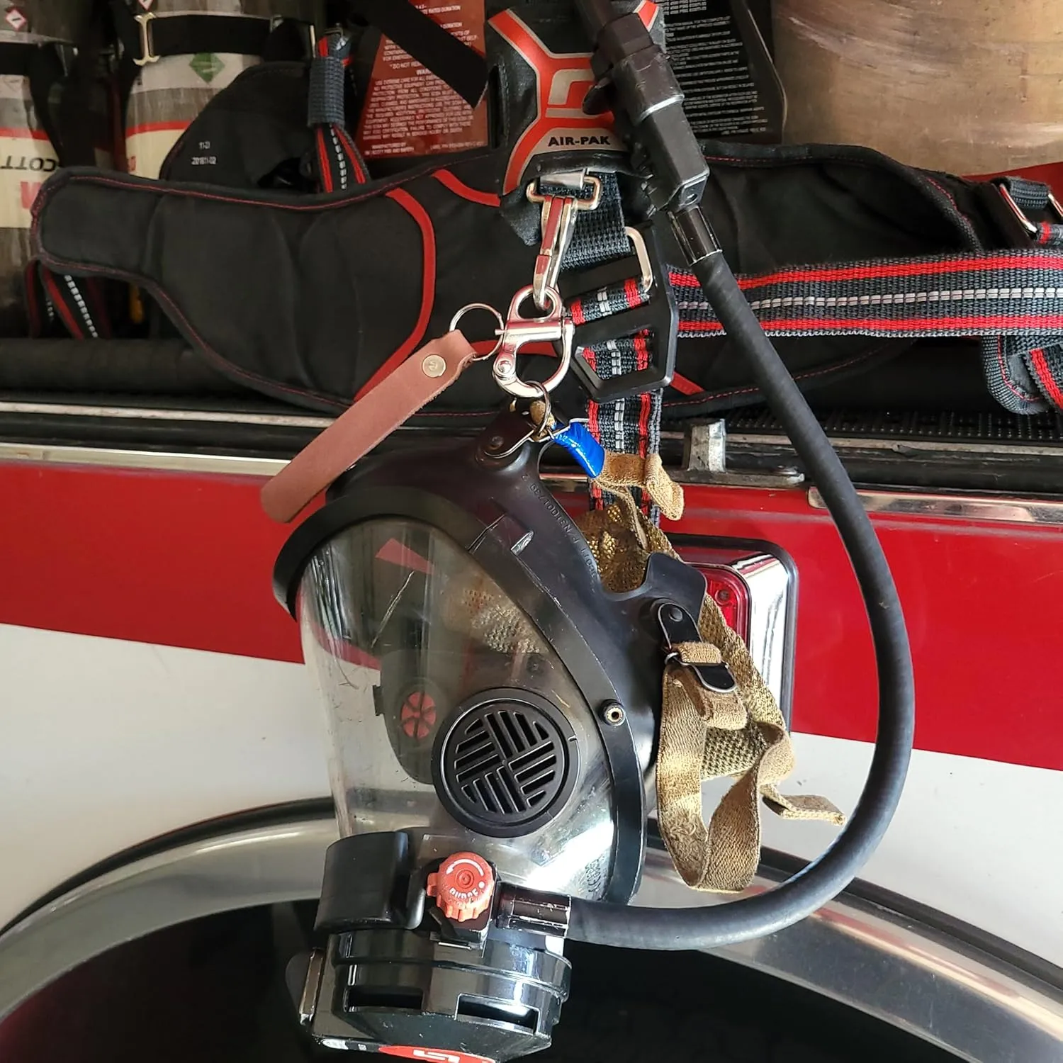 Firefighter Quick Release Shackle with Leather Handle for SCBA MASK Marine Grade Stainless Steel Fixed Snap Shackle Lanyard